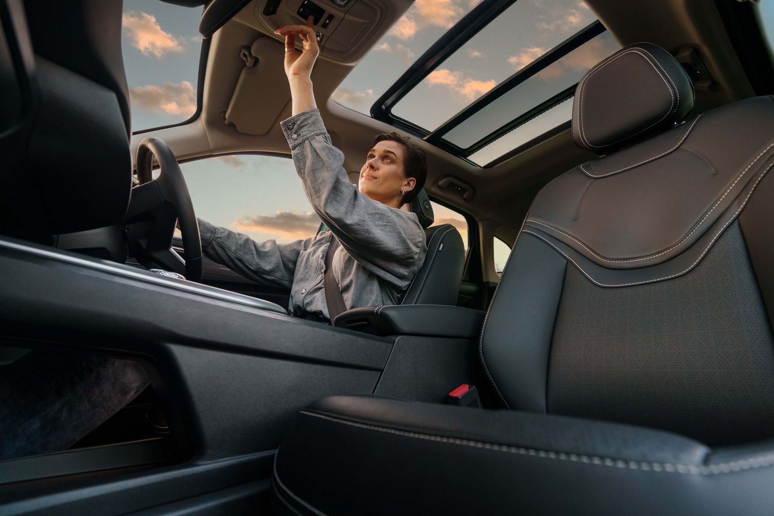 Sunroof being opened by the driver in GWM's compact SUV - Aurora Green GWM Haval Jolion Hybrid