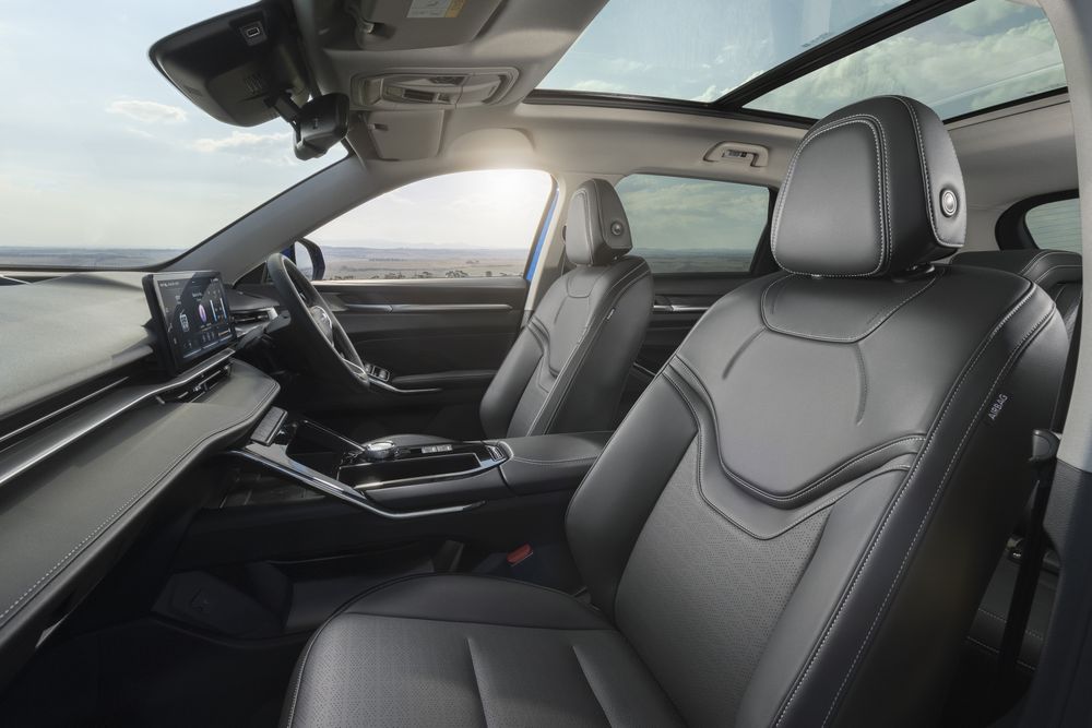 Front row seats and the dash of the GWM Haval H6 Hybrid